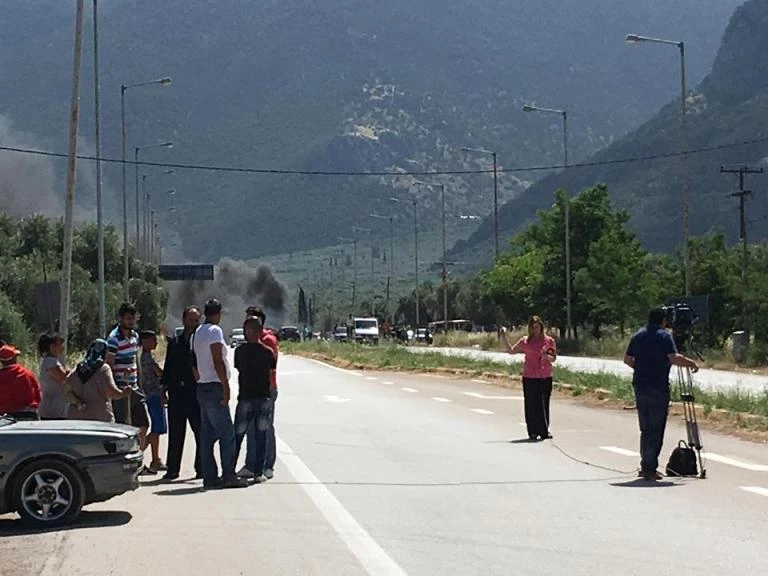 Μυρίζει μπαρούτι στην Άμφισσα μετά την κηδεία της 13χρονης – Ρομά άναψαν φωτιές, έστησαν οδοφράγματα και απειλούσαν…(εικόνες, βίντεο)